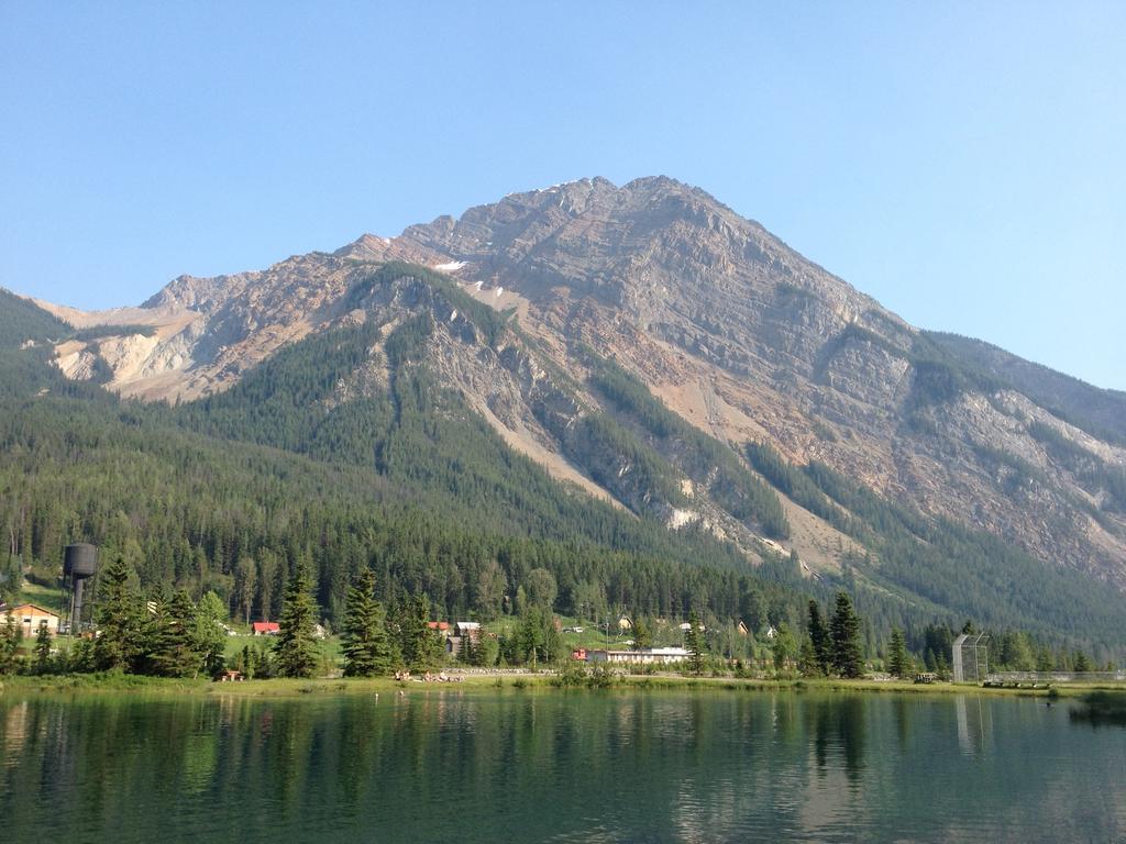 Canadian Rockies Inn - Adults Only Філд Екстер'єр фото