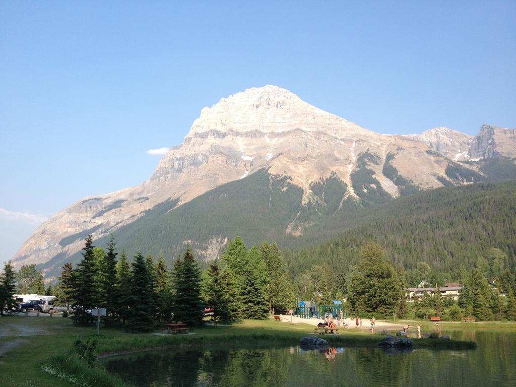 Canadian Rockies Inn - Adults Only Філд Екстер'єр фото